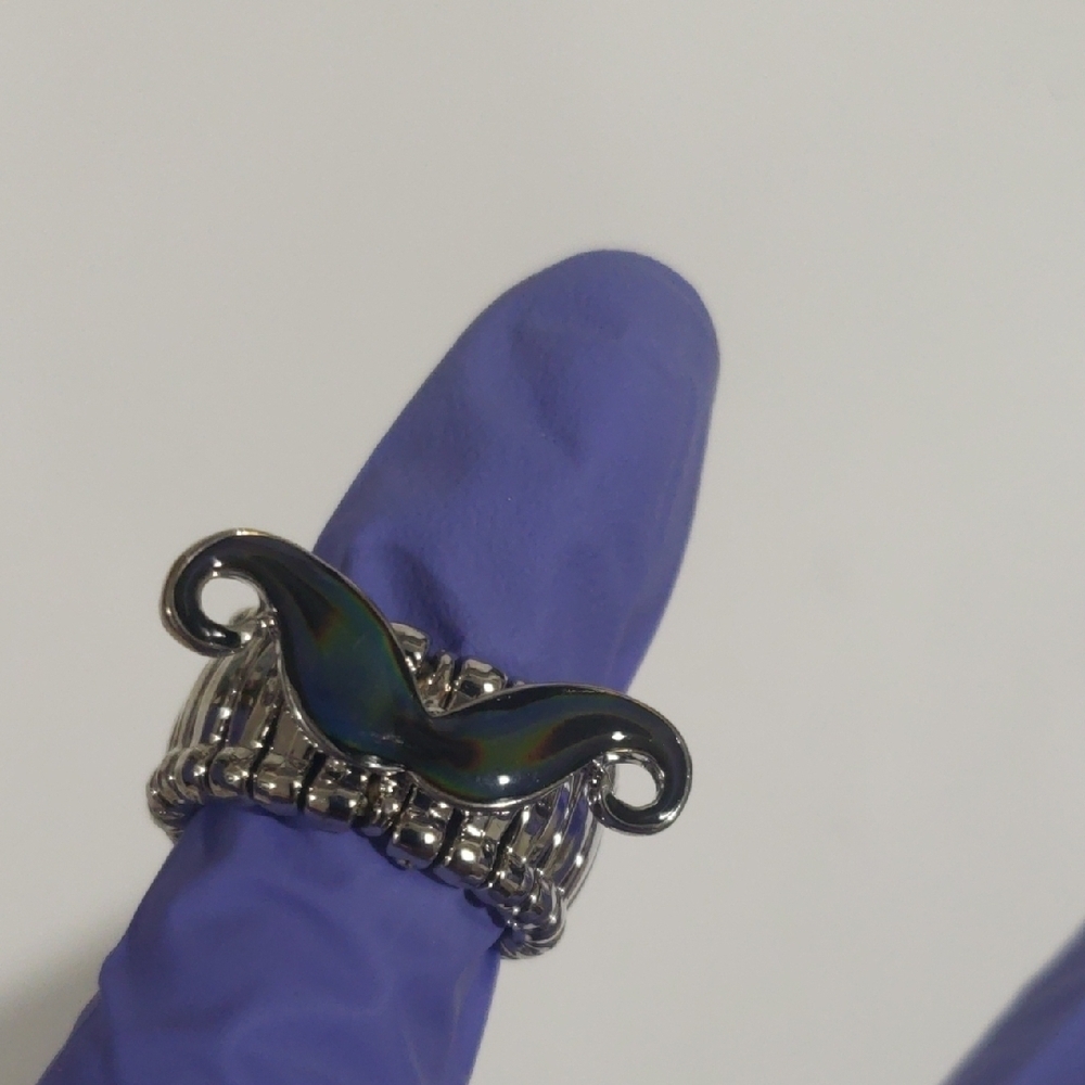 Elegant Silver tone Mustache Design Stretch Ring - Women's Fashion Jewelry